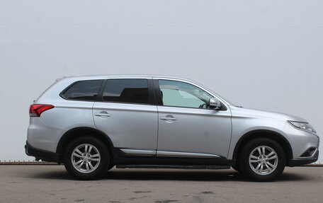 Mitsubishi Outlander III рестайлинг 3, 2018 год, 1 830 000 рублей, 4 фотография