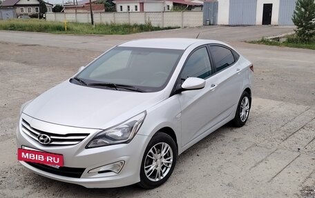 Hyundai Solaris II рестайлинг, 2015 год, 1 000 000 рублей, 3 фотография