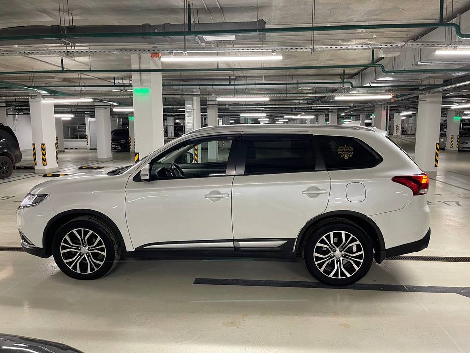 Mitsubishi Outlander III рестайлинг 2, 2018 год, 1 999 999 рублей, 2 фотография