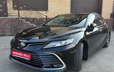 Toyota Camry, 2023 год, 3 950 000 рублей, 2 фотография