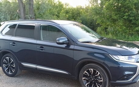 Mitsubishi Outlander III рестайлинг 3, 2021 год, 2 600 000 рублей, 6 фотография