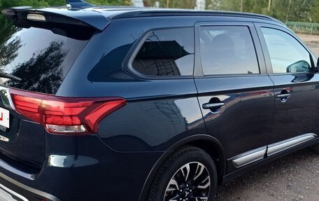Mitsubishi Outlander III рестайлинг 3, 2021 год, 2 600 000 рублей, 5 фотография