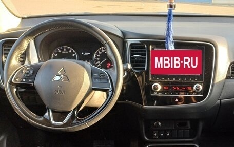 Mitsubishi Outlander III рестайлинг 3, 2021 год, 2 600 000 рублей, 2 фотография