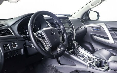 Mitsubishi Pajero Sport III рестайлинг, 2019 год, 3 390 000 рублей, 14 фотография