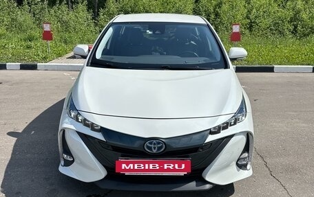Toyota Prius IV XW50, 2020 год, 2 400 000 рублей, 2 фотография