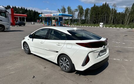 Toyota Prius IV XW50, 2020 год, 2 400 000 рублей, 4 фотография