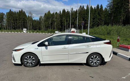 Toyota Prius IV XW50, 2020 год, 2 400 000 рублей, 3 фотография