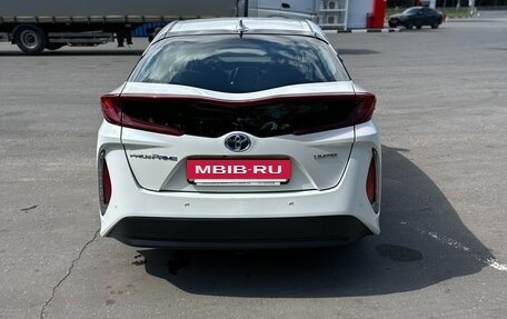 Toyota Prius IV XW50, 2020 год, 2 400 000 рублей, 5 фотография