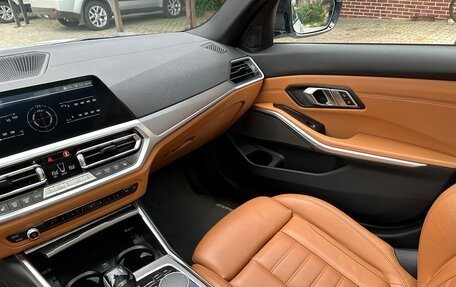 BMW 3 серия, 2019 год, 4 890 000 рублей, 28 фотография
