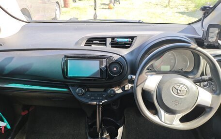 Toyota Vitz, 2013 год, 750 000 рублей, 2 фотография