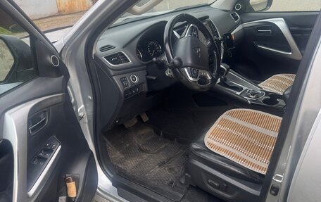 Mitsubishi Pajero Sport III рестайлинг, 2018 год, 3 500 000 рублей, 6 фотография
