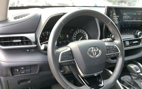 Toyota Highlander, 2022 год, 3 800 000 рублей, 10 фотография