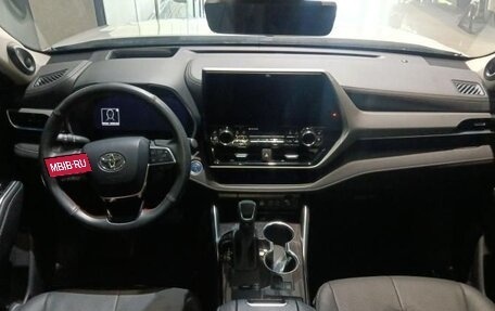 Toyota Highlander, 2022 год, 3 000 000 рублей, 7 фотография