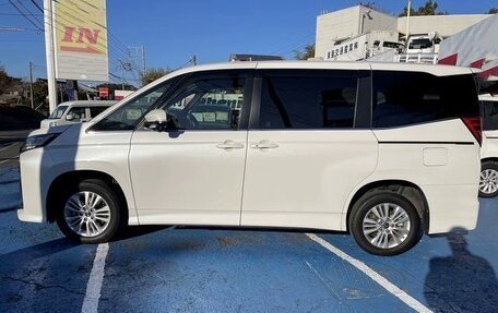 Toyota Noah, 2022 год, 3 583 000 рублей, 4 фотография
