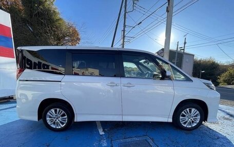 Toyota Noah, 2022 год, 3 583 000 рублей, 8 фотография