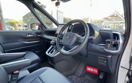 Toyota Noah, 2022 год, 3 583 000 рублей, 10 фотография