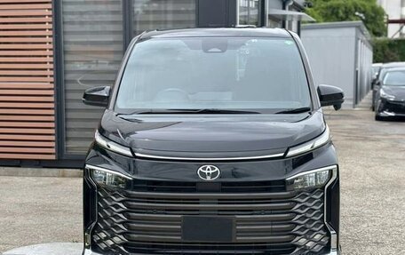Toyota Voxy, 2022 год, 3 289 000 рублей, 2 фотография