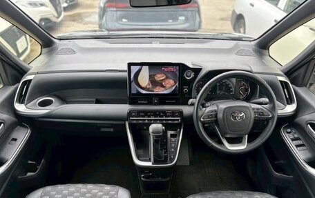 Toyota Voxy, 2022 год, 3 289 000 рублей, 21 фотография