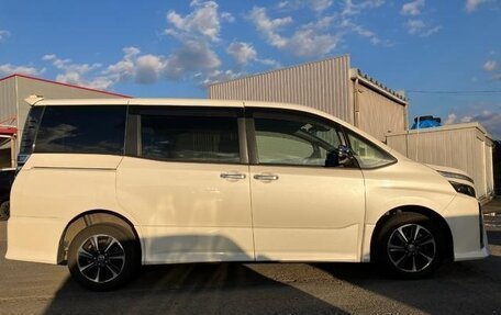 Toyota Voxy III, 2021 год, 2 048 000 рублей, 2 фотография