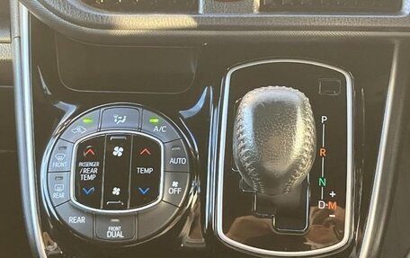 Toyota Voxy III, 2021 год, 2 048 000 рублей, 16 фотография