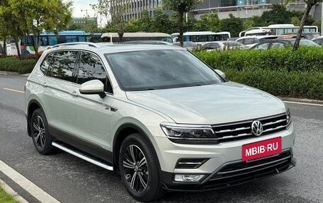 Volkswagen Tiguan II, 2021 год, 2 400 000 рублей, 2 фотография