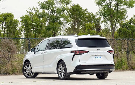 Toyota Sienna, 2022 год, 4 050 000 рублей, 6 фотография