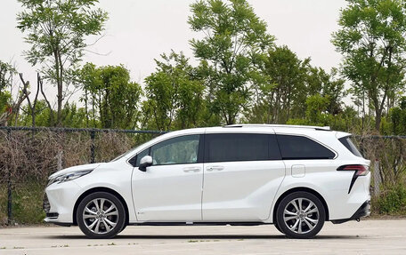 Toyota Sienna, 2022 год, 4 050 000 рублей, 7 фотография