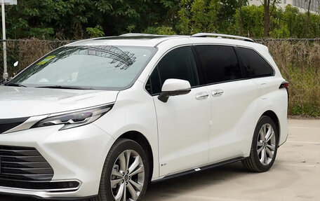 Toyota Sienna, 2022 год, 4 050 000 рублей, 10 фотография