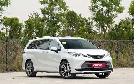 Toyota Sienna, 2022 год, 4 050 000 рублей, 3 фотография