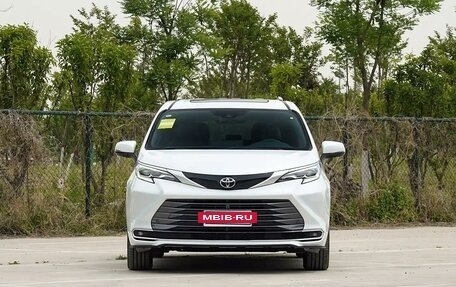 Toyota Sienna, 2022 год, 4 050 000 рублей, 2 фотография