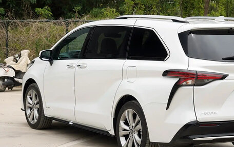 Toyota Sienna, 2022 год, 4 050 000 рублей, 14 фотография