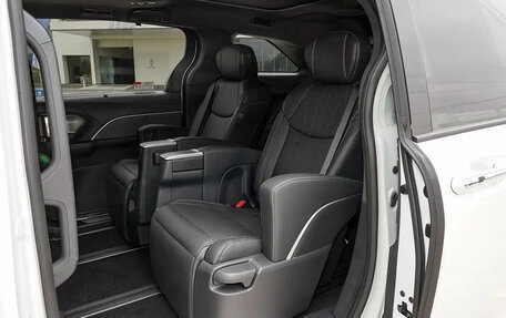 Toyota Sienna, 2022 год, 4 050 000 рублей, 18 фотография