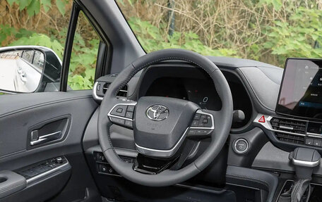 Toyota Sienna, 2022 год, 4 050 000 рублей, 16 фотография