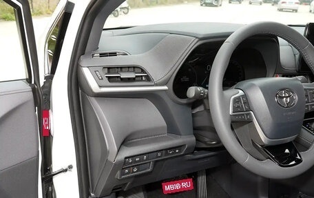 Toyota Sienna, 2022 год, 4 050 000 рублей, 28 фотография