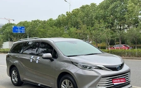 Toyota Sienna, 2022 год, 3 510 000 рублей, 2 фотография