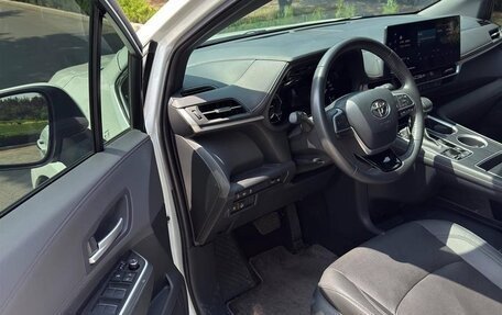 Toyota Sienna, 2022 год, 3 310 000 рублей, 8 фотография