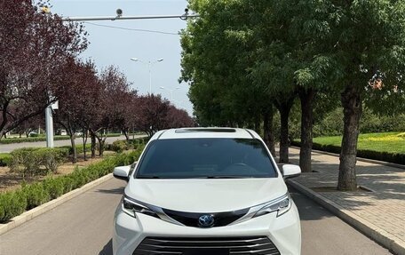 Toyota Sienna, 2022 год, 3 310 000 рублей, 2 фотография