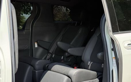 Toyota Sienna, 2022 год, 3 310 000 рублей, 10 фотография