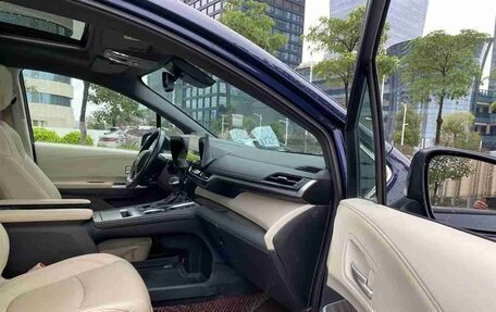 Toyota Sienna, 2022 год, 3 350 000 рублей, 9 фотография