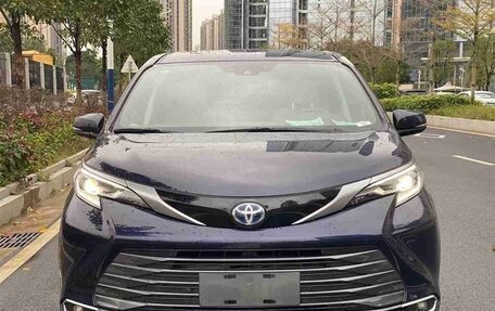 Toyota Sienna, 2022 год, 3 350 000 рублей, 2 фотография