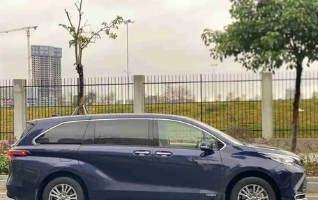 Toyota Sienna, 2022 год, 3 350 000 рублей, 4 фотография