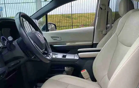 Toyota Sienna, 2022 год, 3 350 000 рублей, 10 фотография