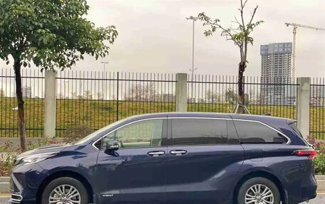Toyota Sienna, 2022 год, 3 350 000 рублей, 3 фотография