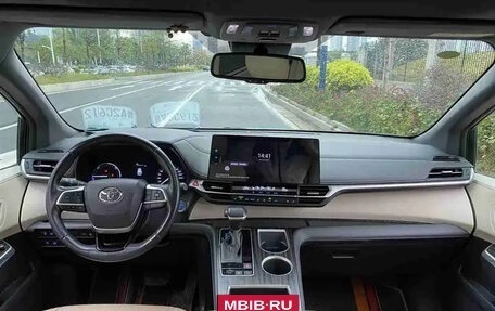 Toyota Sienna, 2022 год, 3 350 000 рублей, 7 фотография
