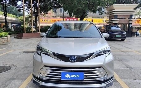 Toyota Sienna, 2022 год, 3 700 000 рублей, 2 фотография