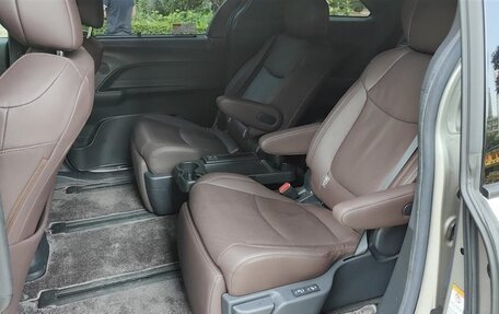 Toyota Sienna, 2022 год, 3 700 000 рублей, 10 фотография