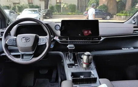 Toyota Sienna, 2022 год, 3 700 000 рублей, 11 фотография