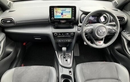 Toyota Yaris Cross, 2022 год, 1 490 000 рублей, 13 фотография