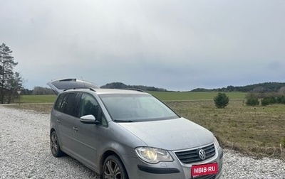Volkswagen Touran III, 2009 год, 800 000 рублей, 1 фотография