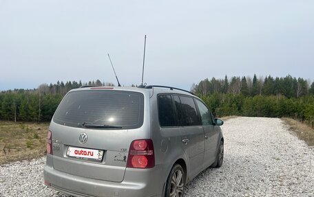 Volkswagen Touran III, 2009 год, 800 000 рублей, 3 фотография